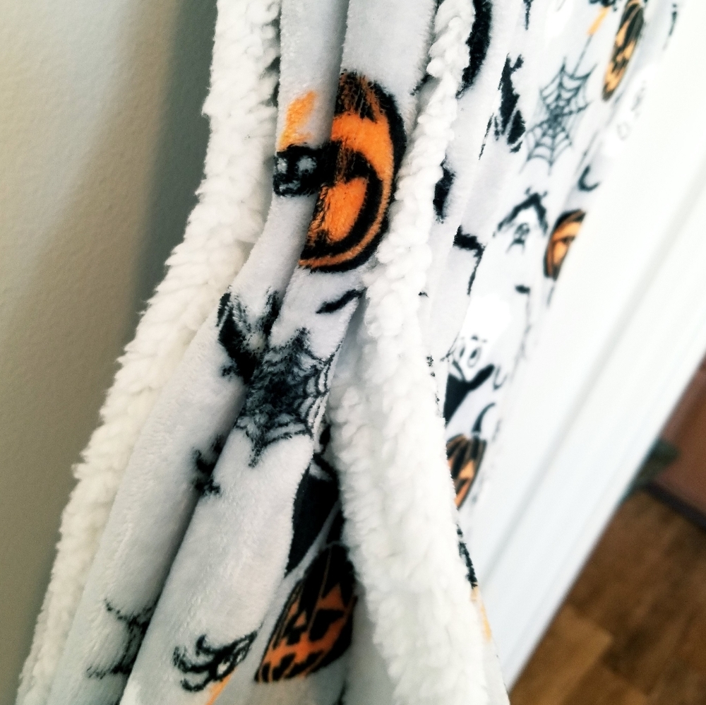 Halloween Holiday Reversible Sherpa Blanket Modern Kids Pumpkins Ghosts Bats NWT - Picture 6 of 8